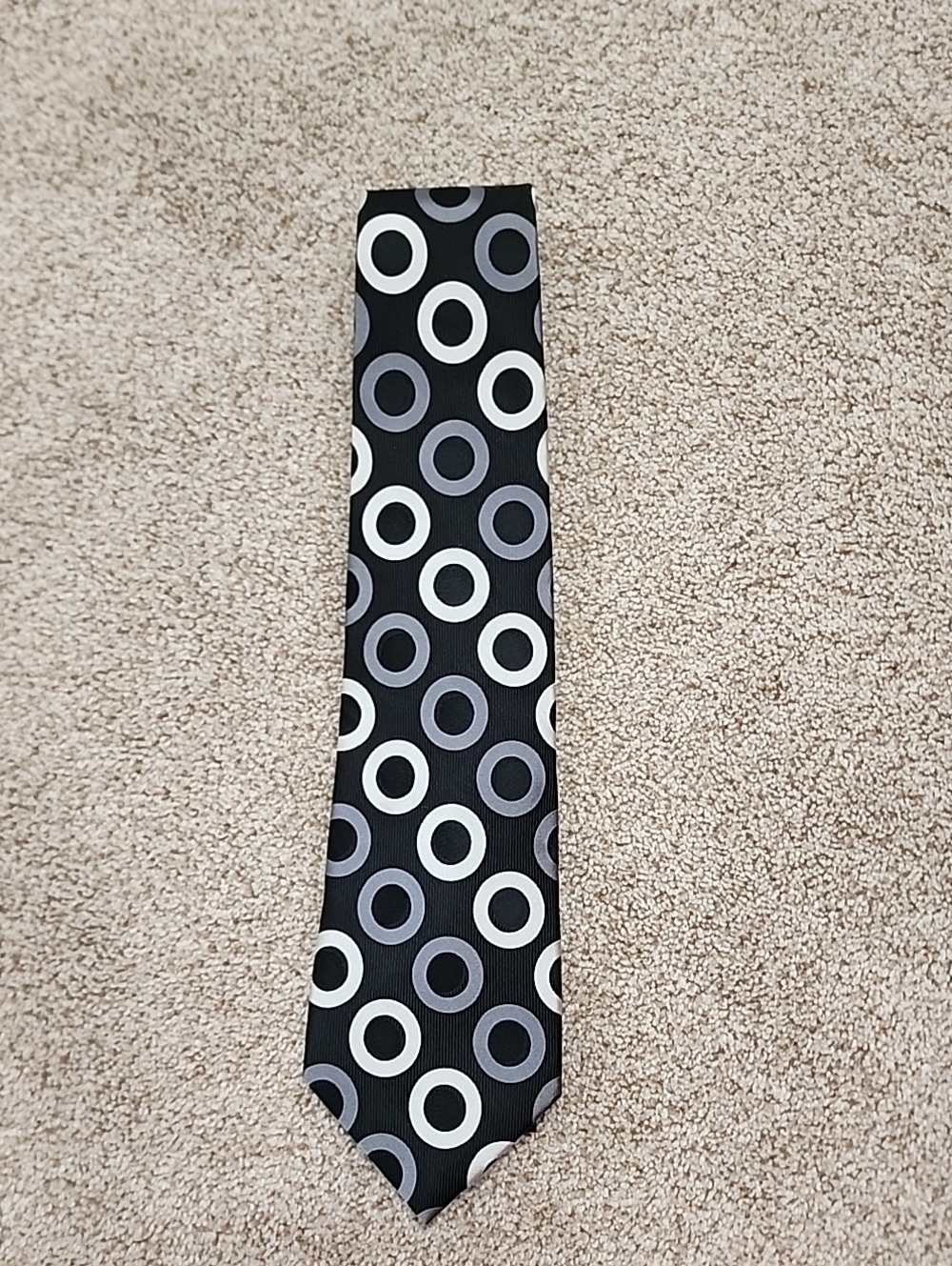 Stylish Geoffrey Beene Black and Gray Circle Pattern Silk Tie